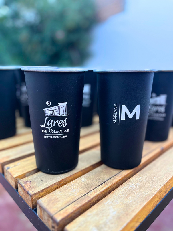 Vasos personalizados con el logo de Lares de Chacras Hotel Boutique