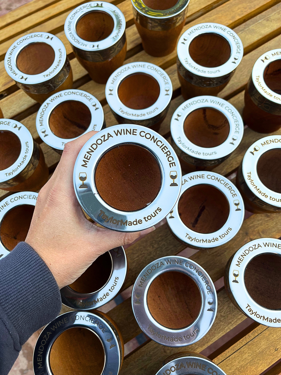 Anillos de mate grabados con los logos de Mendoza Wine Concierge y TaylorMade Tours, ejemplo de grabado láser personalizado realizado por Cumbre Mates