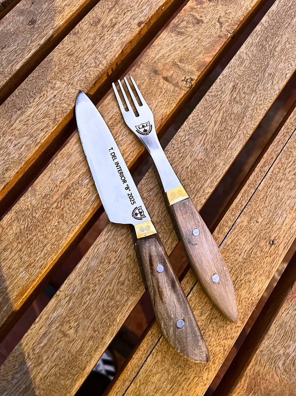 Set de cuchillo y tenedor con mango de madera y grabado láser personalizado