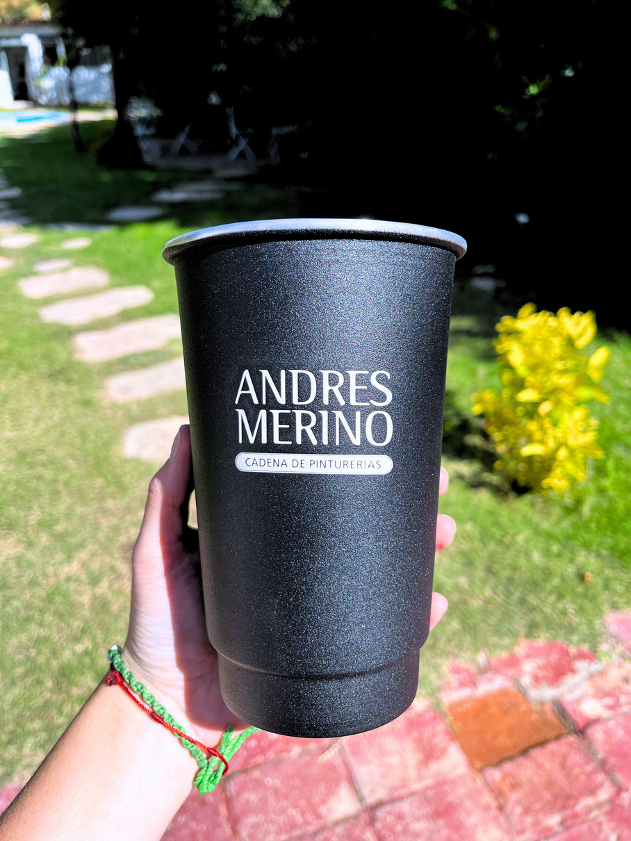 Vaso corporativo grabado con el logo de Andrés Merino, cadena de pinturerías